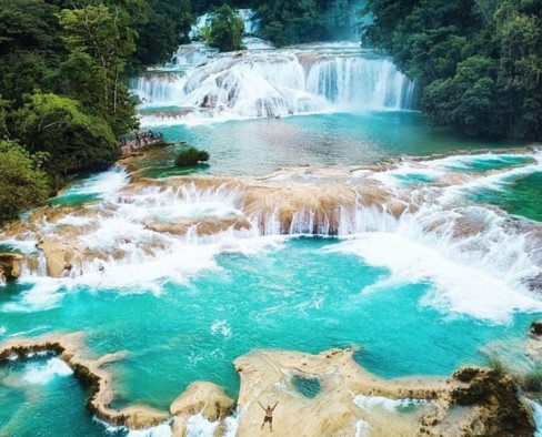 Cascada de agua azul